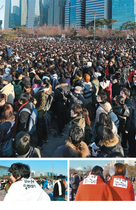 남자가 대다수였다. 24일 크리스마스를 하루 앞두고 서울 여의도공원에서 열린 단체미팅 ‘솔로대첩’에는 1000여 명의 솔로가 모였지만 성비불균형으로 대부분이 짝 찾기에 ‘참패’했다. 이날 마음에 드는 이성을 찾기 위해 솔로대첩에 참가한 사람은 경찰 추산 남성 700명, 여성 300명이었다. 단순히 구경을 하기 위해 모인 사람은 2500여 명으로 미팅 참가자의 두 배가 넘었다. 솔로대첩 참가자들이 ‘오빠 한번 믿어 봐’ ‘내 손 꼭 잡아줘’라고 적힌 망토를 걸치고 파트너를 찾고 있다. 양회성 기자 yohan@donga.com·뉴시스