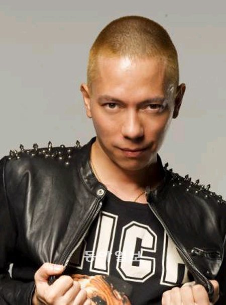 미토미 토코토는 “빅뱅이나 2NE1 음악에서 보컬만 빼고 다른 요소를 모두 ‘0’부터 새롭게 창조한다”면서 “YG에서 돈을 받고 하는 일이 아니다”라며 웃었다. 뉴벤처 엔터테인먼트 제공