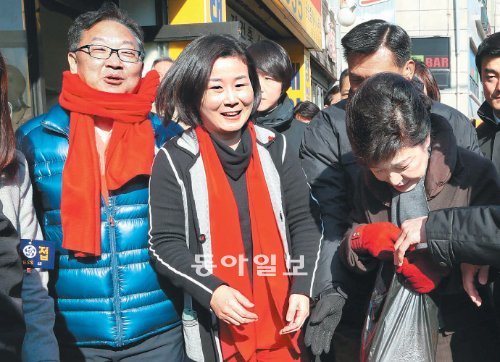 유일호 비서실장, 朴당선인과 도시락 배달 박근혜 대통령 당선인(오른쪽)이 24일 서울 관악구 난향동 ‘난곡 사랑의 집’에서 기초생활수급자에게 줄 도시락을 만들어 배달하러 가고 있다. 왼쪽은 이날 당선인 비서실장으로 임명된 유일호 의원. 국회사진기자단