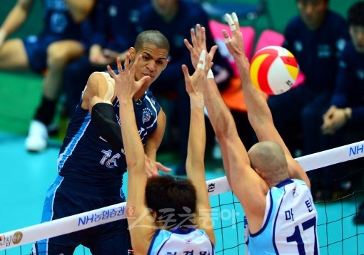 삼성화재 레오(뒤)가 25일 열린 대한항공전에서 하경민과 마틴(왼쪽부터)의 블로킹을 앞에 두고 강스파이크를 날리고 있다. 인천｜박화용 기자 inphoto@donga.com 트위터 @seven7sola