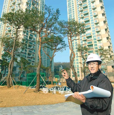 20일 경기 용인시 기흥구 중동에 위치한 ‘신동백 롯데캐슬’ 건설현장에서 송재호 롯데건설 디자인연구소 책임이 조경나무들에 대해 
설명하고 있다. 송 씨는 이 단지에 심어질 나무들을 찾기 위해 전국을 10만 km 이상 돌아다녔다. 용인=김재명 기자 
base@donga.com