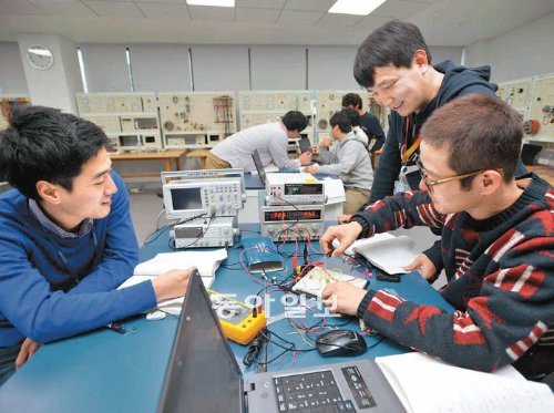국내 1호 사내대학인 삼성전자공대 학생들이 수업시간에 전자제품에 쓰이는 회로도를 살펴보고 있다. 삼성전자 제공