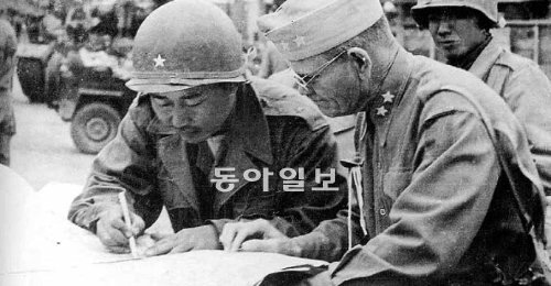 평양 입성한 백선엽 장군 1950년 10월 19일 백선엽 당시 육군 1사단장(왼쪽)이 평양에 입성한 뒤 프랭크 밀번 미군 1군단장에게 전황을 설명하고 있다. 백 장군이 군 역사 기록물로 육군에 기증한 사진이다. 동아일보DB