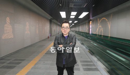 박물관 나들길을 배경으로 선 김영세 이노디자인그룹 대표. 그는 태극기에서 매력적인 디자인 요소를 발견한다고 했다. 그가 디자인한 ‘한식 세계화 인증마크’도 태극기의 4괘를 이용한 것이다. 원대연 기자 yeon72@donga.com