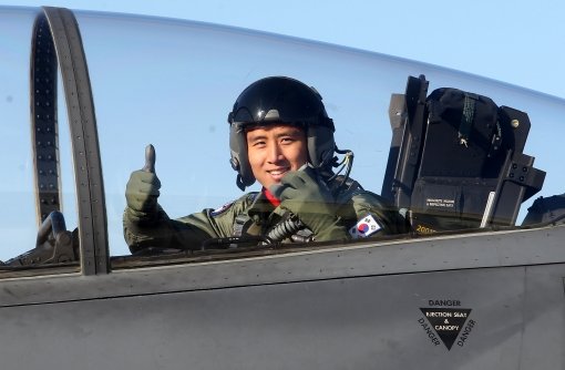 구자철이 F-15K 전투기 안에서 엄지손가락을 펼쳐 보이며 환하게 웃고 있다. 사진제공｜스포츠코리아