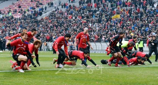 올 해 축구토토 총 참가자가 2000만명을 넘어섰다. 조성된 수익금으로 유소년 및 여자축구 발전에 기여했고, 프로축구의 흥행에도 한몫했다. 사진은 FC서울 선수들이 우승 확정 후 슬라이딩 세리머니를 하는 모습. 스포츠동아DB