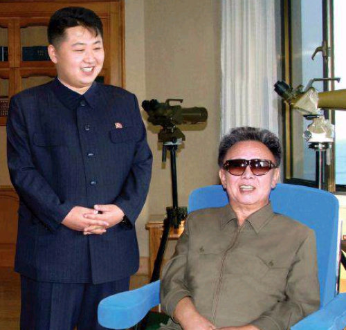 북한 노동신문이 26일 게재한 김정일 김정은 부자의 과거 사진. 김정은은 지금보다 훨씬 홀쭉하고 앳된 모습이다. 노동신문 홈페이지