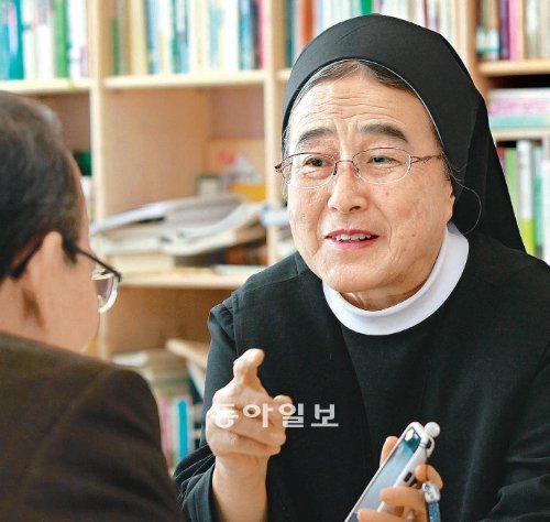 대담 중인 이해인 수녀. 마음의 기복이 심할 때는 글씨체가 흐려지기 마련인데 수녀의 일기체는 건강했을 때나 병을 앓고 있는 동안이나 똑같았다. “어쩌면 이렇게 똑같은 글씨를 쓸 수 있느냐”고 묻자 수녀는 미소만 지었다. 부산=서영수 전문기자 kuki@donga.com