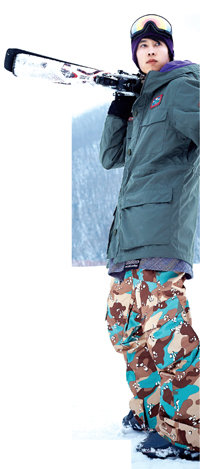 밀리터리 스타일은 가장 무난하게 스키장에서 멋을 낼 수 있는 방법이다. 국방색 재킷과 밀리터리 패턴의 바지는 켈란 제품. 장비는 지산 포레스트 리조트 제공.