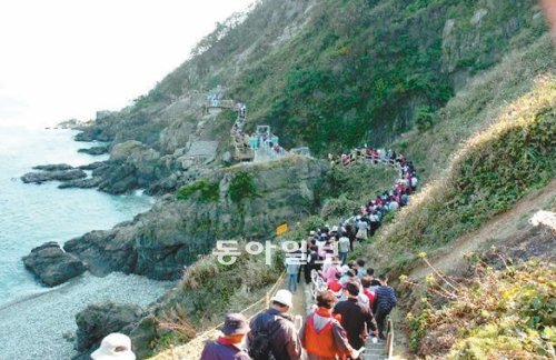 부산 갈맷길 완주 도전해보세요 부산 남구 이기대 해안을 따라 조성된 갈맷길을 따라 시민들이 걷고 있다.
 갈맷길은 부산의 해안을 따라 총 20개 구간, 263.8km로 개설돼 있다. 부산시는 흥미와 도전의식을 고취하기 위해 1월부터 
갈맷길 도보 완주자 인증제를 시행한다. 부산시 제공