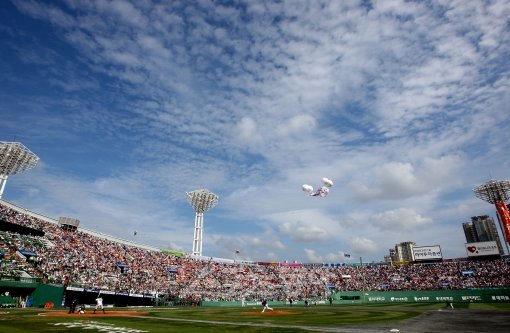 프로야구가 역대 최고의 흥행을 기록한 2012년, 스포츠토토에서 발행한 야구토토도 수많은 야구팬들의 사랑을 받았다. 이를 통해 
조성된 지원금은 유소년야구를 비롯한 한국야구 발전의 초석을 닦는 데 활용된다. 사진은 올해 롯데-두산의 준플레이오프 3차전에서 
만원을 이룬 사직구장. 스포츠동아DB