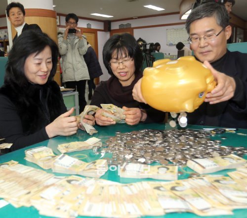 전주시 노송동 주민센터 직원들이 ‘천사’가 남기고 간 돈을 세고 있다. 전주시 제공