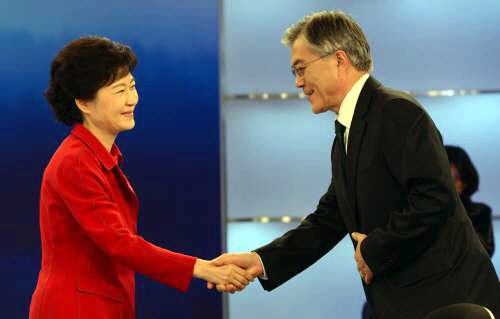 지난 16일 열린 18대 대통령선거 마지막 TV토론에 참석한 박근혜 당선인(왼쪽)과 문재인 전 후보. 국회사진기자단