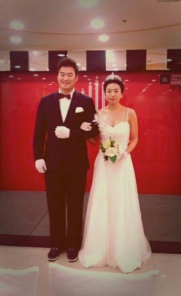 KIA 김진우(왼쪽)와 여자친구 김혜경 씨 커플이 29일 약혼식에서 각각 예복과 드레스를 입고 행복하게 기념 촬영을 하고 있다. 사진출처=김진우 트위터