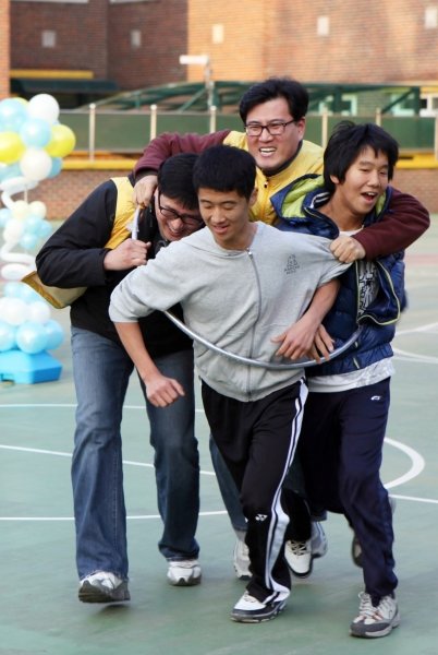 사회공헌활동의 하나로 열린 체육대회에서 스포츠토토 임직원과 장애우들이 함께 훌라후프에 들어가 달리기를 하고 있다. 사진제공｜스포츠토토