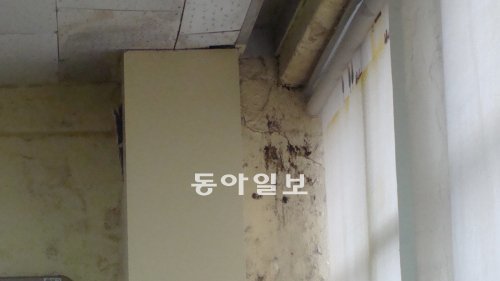 세종시 조치원읍 명동초등학교의 비 새는 교실.