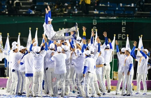 한국시리즈 2연패에 성공한 삼성 라이온즈. 스포츠동아DB