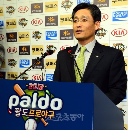 1월 내로 10구단 창단주체가 선정된다. 10구단 체제는 많은 변화를 예고하고 있다. 사진은 지난달 11일 한국야구위원회(KBO) 양해영 사무총장이 이사회의 10구단 창단 의결 사실을 발표하고 있는 모습. 스포츠동아DB