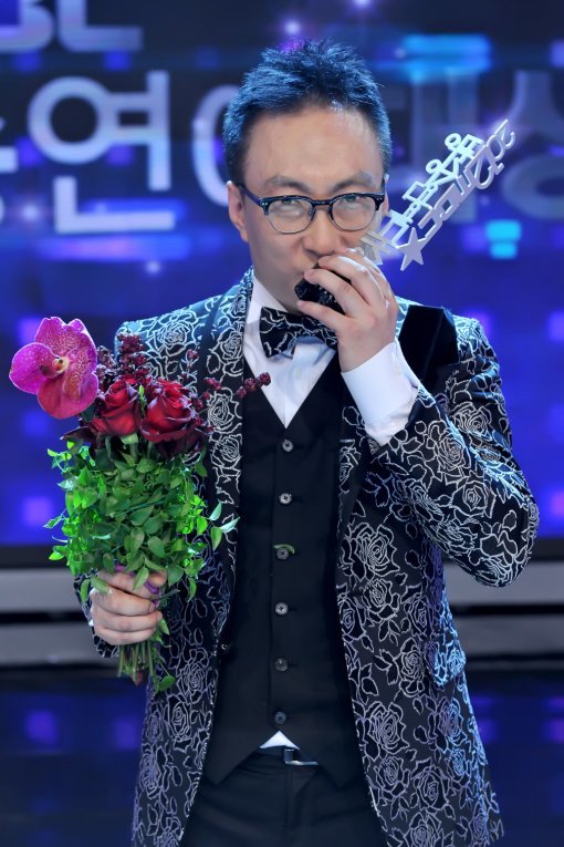 ‘20년을 기다렸다!’ 만년 ‘2인자’의 설움을 딛고 29일 2012 MBC 방송연예대상의 주인공이 된 개그맨 박명수가 트로피에 입을 맞추고 있다. 사진제공｜MBC