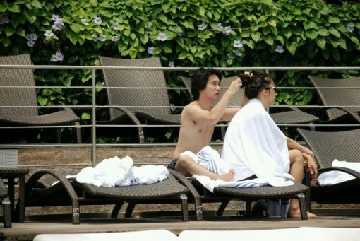 ‘이래도 친구?’ 열애설에 휩싸인 연기자 박하선과 류덕환이 싱가포르의 한 호텔 수영장에서 다정한 시간을 보내는 사진이 공개되면서 두 사람의 관계에 궁금증이 증폭되고 있다. 사진출처｜인터넷 커뮤니티