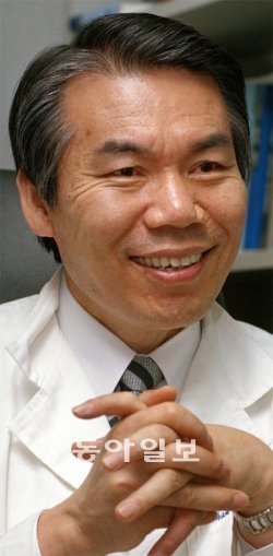 온 국민이 외환위기로 힘겨워 하던 1998년 ‘신바람 건강론’으로 힘을 불어넣어 주었던 황수관 연세대 외래교수. 동아일보 DB