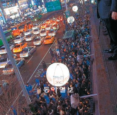 지난해 12월 31일 서울 강남구 지하철 2호선 강남역 일대 거리에서 수십 개의 대형 발광 풍선이 하늘로 동시에 날아가며 장관을 연출했다. 이노션 제공