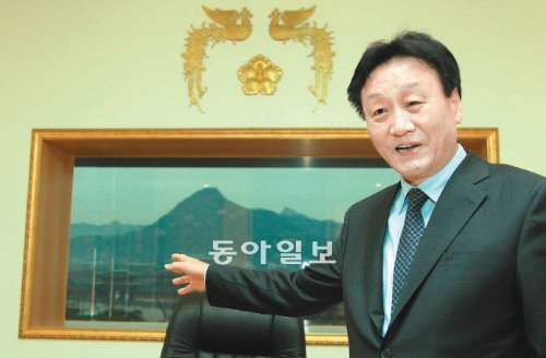 “국립중앙박물관은 줄여서 중박, 민속박물관은 민박, 대한민국 역사박물관은 줄여서 뭐라 부르는지 아세요? ‘대박’입니다. ‘대박!’” 김왕식 관장의 자랑이 그럴듯하다. 김경제 기자 kjk5873@donga.com