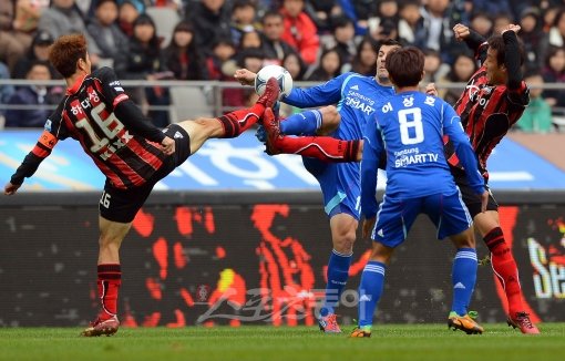 서울과 수원의 슈퍼매치에는 언제나 구름관중이 몰린다. 2013년에는 서울 최용수-수원 서정원 감독의 자존심 싸움으로 더 흥미로운 대결이 예상된다. 스포츠동아DB