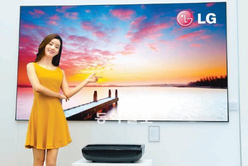 LG전자는 8일(현지 시간) 미국 라스베이거스에서 열리는 ‘2013 CES(가전전시회)’에서 100인치 화면으로 고화질 영상을 볼 수 있는 ‘시네마 빔 TV’를 공개한다. LG전자 모델이 이 TV를 소개하고 있다. LG전자 제공