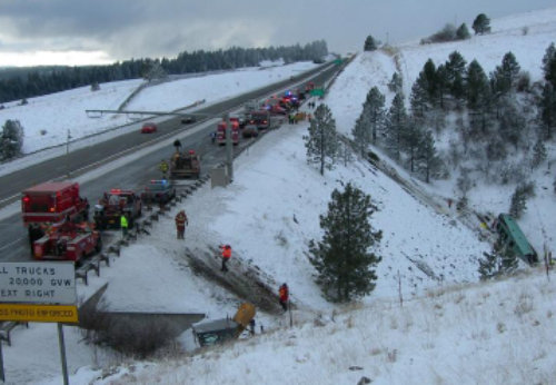 지난해 12월 30일(현지 시간) 미국 오리건 주 펜들턴 시 동쪽 고속도로에서 빙판에 미끄러져 가드레일을 들이받은 버스가 30m 비탈을 세 바퀴 구른 뒤 바위에 부딪혀 겨우 멈췄다. 오른쪽 아래에 사고를 당한 버스의 모습이 보인다. 사고 발생 5분 만에 소방대원들이 도착했지만 워낙 큰 사고여서 39명의 탑승객 가운데 9명이 숨지고 26명이 다쳤다. 사고현장에서 소방대원들이 구조 작업을 벌이고 있다. 사진 출처 오리건 주 공식 웹사이트