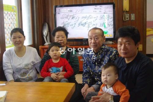 주장미 씨(왼쪽)가 지난해 12월 말 한국에 온 부모와 연말을 보내고 있다. 뒤로는 중국중앙(CC)TV 국제채널이 켜져 있다. 구자룡 기자 bonhong@donga.com
