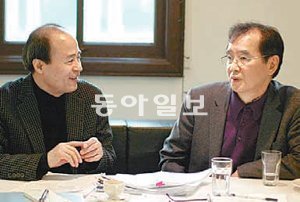 조남현 씨(오른쪽)와 구효서 씨.