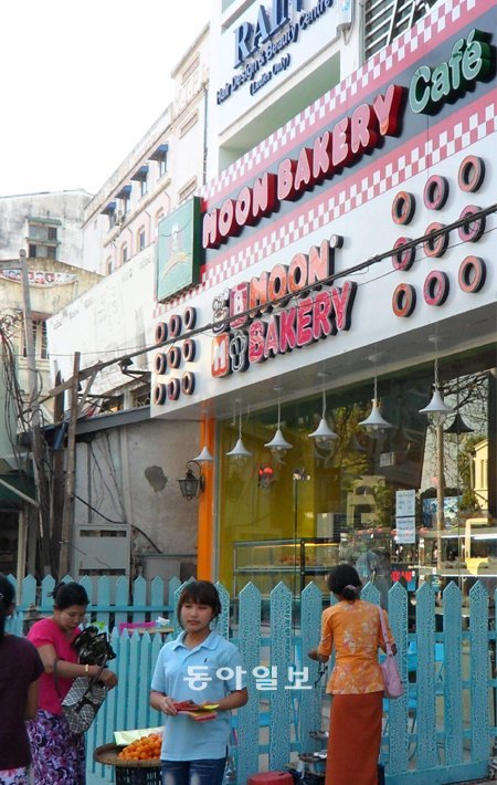 2011년 한류 스타일의 빵집으로 오픈한 미얀마 양곤의 문베이커리 매장. 문베이커리는 큰 인기를 끌면서 미얀마 각지에서 16개의 매장을 운영하고 있다. 문베이커리 제공