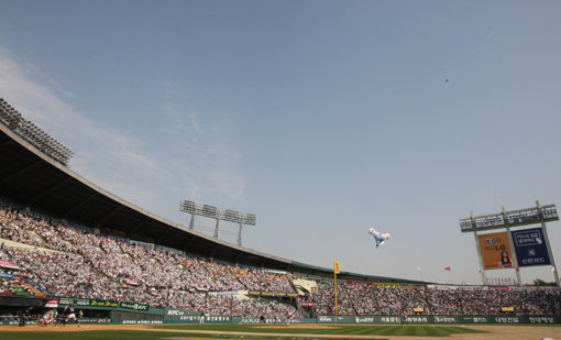 ‘10구단 시대’는 선수수급문제와 더불어 기존 팀-신생팀의 경기력 격차 축소라는 과제를 수반한다. 이는 곧 프로야구 흥행과도 직결된다. 스포츠동아DB