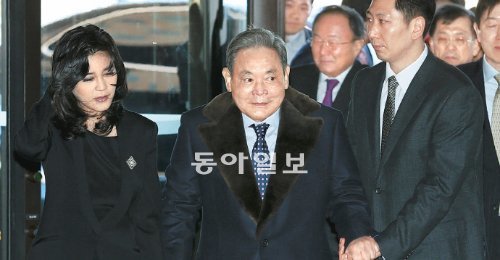이건희 삼성전자 회장(왼쪽에서 두 번째)이 2일 오전 삼성그룹 신년하례식장에 들어서고 있다. 신원건 기자 laputa@donga.com