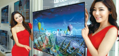 LG전자가 2일 전국 판매를 시작한 55인치 OLED TV. 초고화질에 빠른 응답속도가 특징이다. 판매가는 1100만 원. LG전자 제공