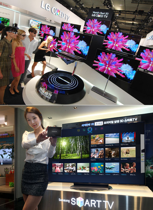 삼성전자와 LG전자 등 국내 대표 가전사들이 ‘고화질’, ‘대화면’, ‘스마트’를 키워드로 한 차세대 TV 경쟁을 예고하고 있다. 1월2일 예약판매를 시작한 LG전자의 올레드(OLED)TV(위 사진)와 2012년형 스마트TV를 2013년형 제품처럼 즐길 수 있도록 해주는 삼성전자의 ‘에볼루션 키트’. 사진제공｜삼성전자·LG전자