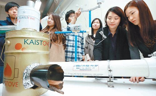 KAIST EWB 프로젝트에 참여한 학생들이 대전 유성구 교내 작업장에서 네팔의 안나푸르나로 가져갈 자신들의 개발품인 ‘무연 스토브’(왼쪽), ‘급수용 펌핑 장비’(오른쪽), ‘기상관제 시스템’(뒤쪽)을 최종 점검하고 있다. 대전=지명훈 기자 mhjee@donga.com