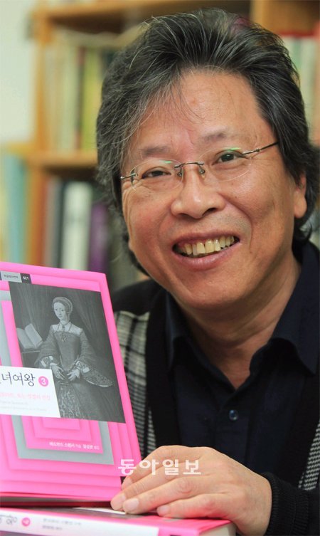 임성균 숙명여대 교수는 ‘선녀여왕’을 20여년에 걸쳐 완역함으로써 국내에 처음으로 에
드먼드 스펜서의 작품을 소개했다. 임 교수는 앞으로 스펜서를 영국 문단에 알린 작품
‘양치기 달력’을 번역할 계획이다. 김경제 기자 kjk5873@donga.com