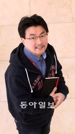 평범한 40대 직장인도 ‘일상의 예술가’가 될 수 있음을 보여준 정진호 SK커뮤니케이션즈
기업문화팀 차장. 장승윤 기자 tomato99@donga.com