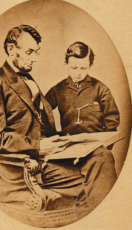 미국의 제16대 대통령 에이브러햄 링컨은 소작농의 아들이었지만 어려서부터 유난히 독서를 좋아했다. 1863년 게티즈버그 국립묘지 헌정식에서는 266개의 단어로 역사적인 연설을 남겼다. 1864년 링컨 대통령이 어린 아들인 테드에게 책을 읽어주는 모습.