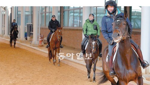 로얄새들승마클럽 소속 선수와 교관들이 영하의 날씨에도 말을 타며 몸을 풀고 있다. 말과 함께 걷고 달리며 호흡하다 보면 배와 허리, 허벅지 근육을 자극해 어느새 균형 잡힌 몸매가 된다. 고양=원대연 기자 yeon72@donga.com