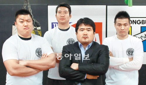 “인상파? 부드러운 남자들이랍니다” 종합격투기의 메이저리그 격인 UFC 파이터를 셋이나 길러낸 하동진 코리안톱팀 감독(가운데)이 2일 서울 영등포구 대림동에 있는 
코리안톱팀 체육관에서 애제자인 정찬성(오른쪽), 양동이(왼쪽), 임현규(뒷줄)와 함께 포즈를 취했다. 이종석 기자 
wing@donga.com