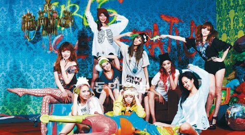 앨범 재킷 촬영 중 빨간 트레이닝복을 걸치기 전의 소녀시대 모습. 벽지 위에 스프레이로 거칠게 쓴 ‘걸스 제너레이션’이 배경이다. SM엔터테인먼트 제공