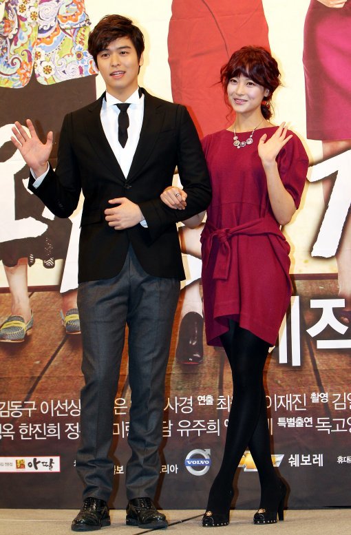 열애설이 불거진 이장우(왼쪽)와 오연서가 작년 11월 ‘오자룡이 간다’ 제작발표회에서 다정하게 포즈를 취한 모습. 사진제공｜스포츠코리아
