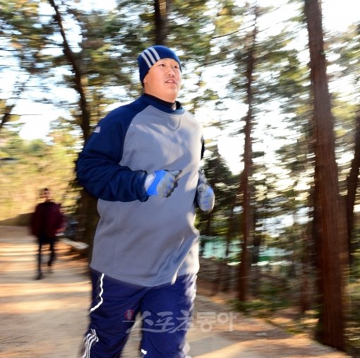 이대호는 2005년 절에 머물며 하루 다섯 시간씩 산에 올랐다. 그리고 2006년 트리플 크라운을 달성하며 한국 최고의 타자가 
됐다. 월드베이스볼 클래식(WBC)을 앞둔 2013년 1월, ‘대한민국 4번타자’는 또 다시 산에 오르고 있다. 부산｜박화용 기자
 inphoto@donga.com 트위터 @seven7sola