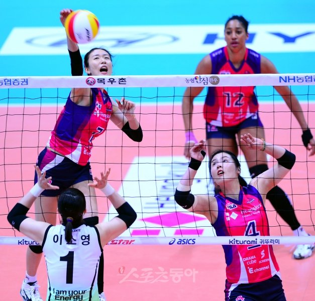 흥국생명 김혜진이 3일 인천도원실내체육관에서 열린 GS칼텍스와 경기에서 상대 코트의 빈곳을 향해 공격을 시도하고 있다. 인천｜박화용 기자 inphoto@donga.com 트위터 @senven7sola