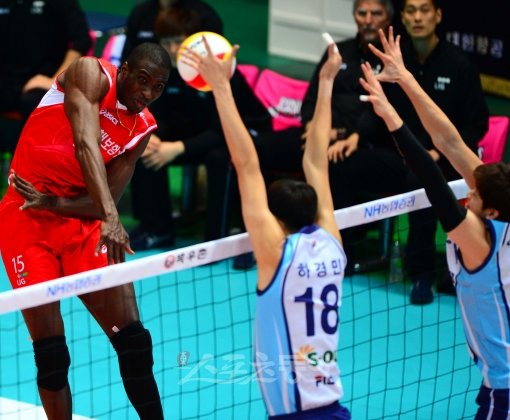 LIG손해보험 까메호(왼쪽)가 대한항공의 블로킹을 피해 스파이크를 날리고 있다. 인천｜박화용 기자 inphoto@donga.com 트위터 @senven7sola