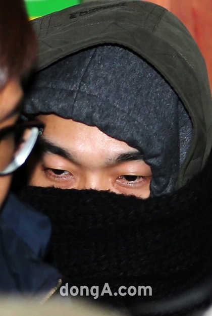 방송인 고영욱이 3일 서울 서대문경찰서에서 여중생 성추행 혐의에 대한 조사를 받고 귀가하고 있다. 동아닷컴 국경원 기자 onecut@donga.com