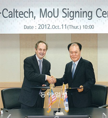 김영준 지스트 총장(오른쪽)과 장루 샤모 칼텍 총장은 지난해 10월 지스트에서 상호 교류 협력을 위한 양해각서를 체결했다. 지스트 제공